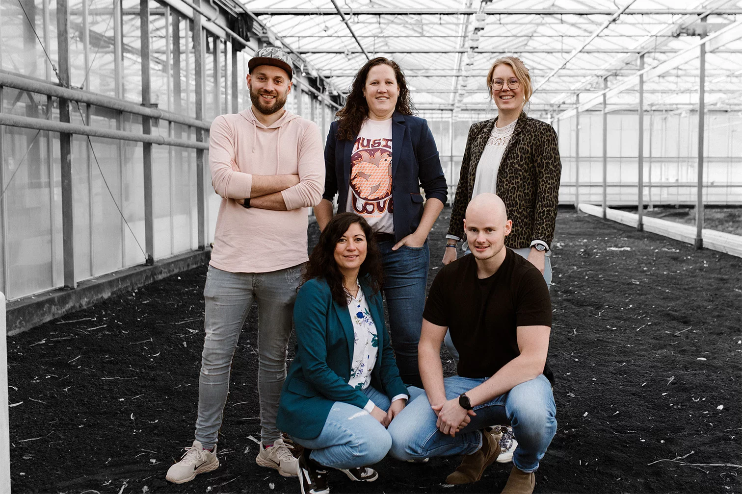 Team van Buro Staal lachend in een kas, klaar om WordPress-websites te bouwen
