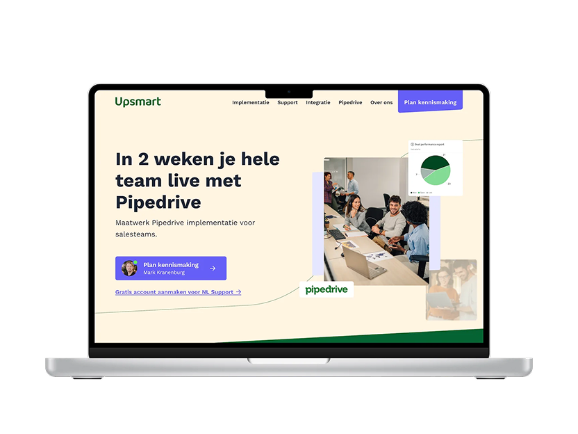 Laptop met Upsmart-website, headline over Pipedrive-implementatie in 2 weken, foto van salesmeeting en knop om kennismaking te plannen.
