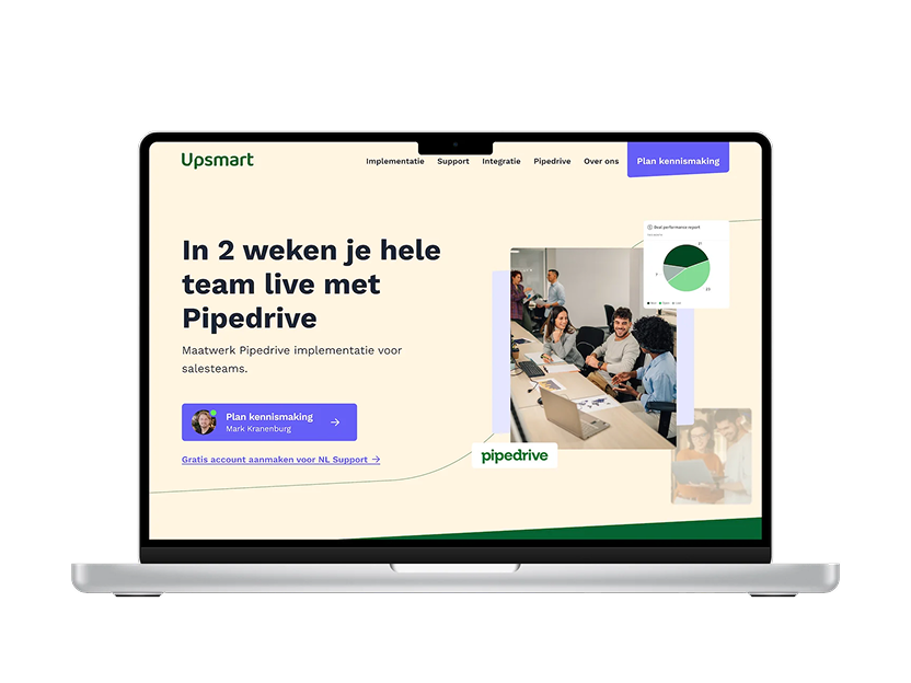 Laptop met Upsmart-website, headline over Pipedrive-implementatie in 2 weken, foto van salesmeeting en knop om kennismaking te plannen.